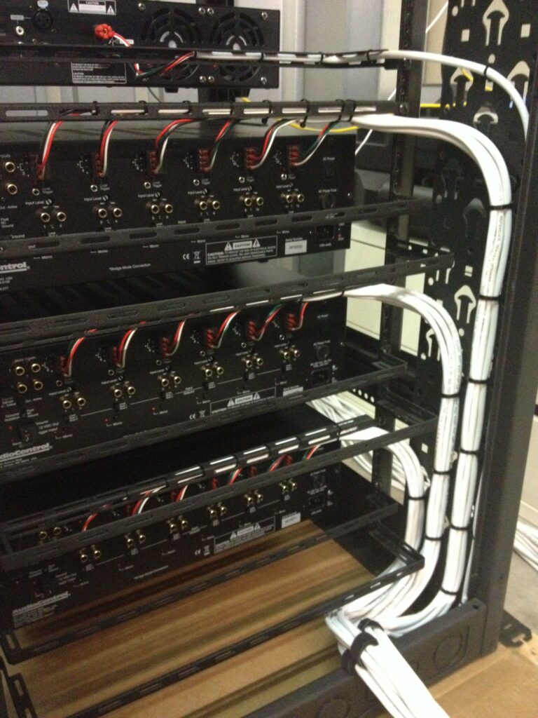 Ici, des électroniques montées en rack pour être totalement invisibles