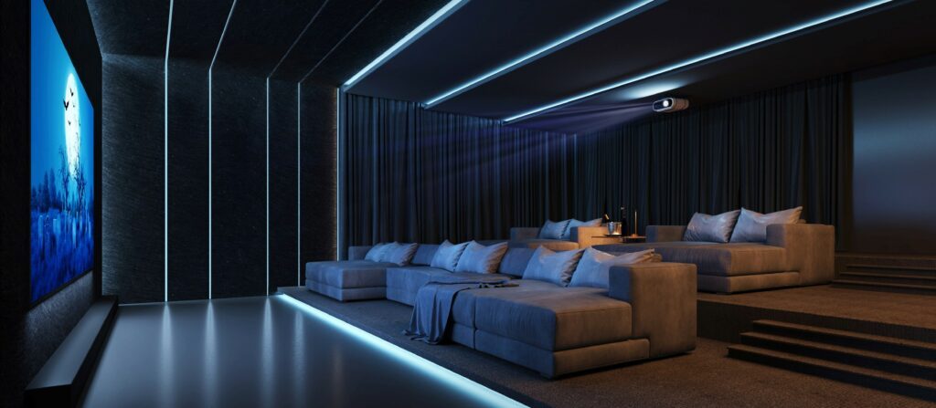 Ici, une intégration A/V dans une salle de cinéma, aucun câble visible, un vidéoprojecteur et un écran de projection intégrés.