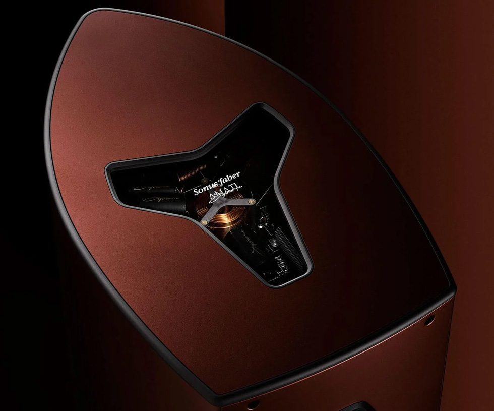 Au-dessus de l'Amati Supreme, une fenêtre transparente en forme de Y, laissant apparent la section de filtrage médium-aigu